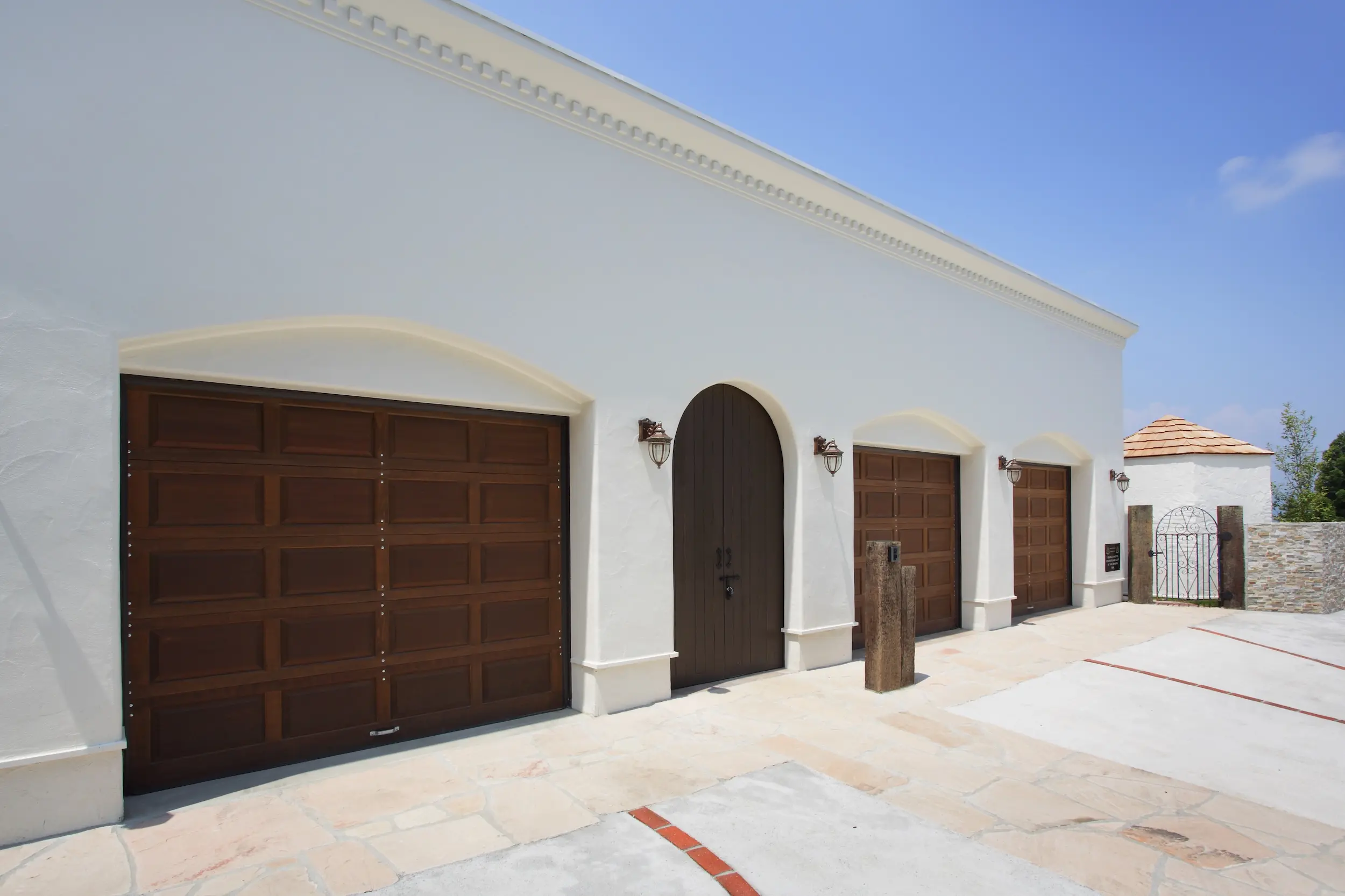 フレンチデザインのガレージハウスのガレージ