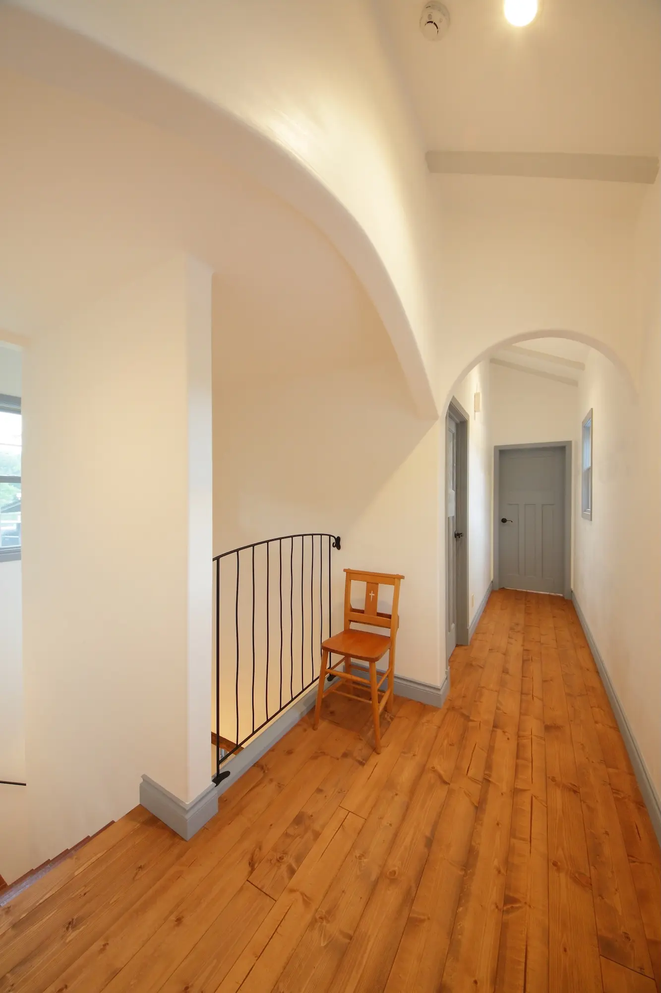 フレンチデザインのガレージハウスのダイニング