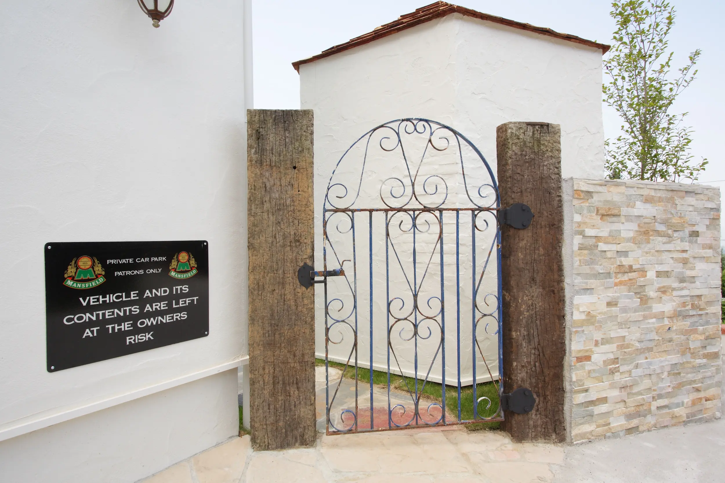 フレンチデザインのガレージハウスの吹き抜け